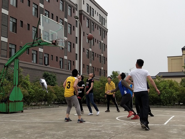 1556866753248008047.jpg 2-图为襄阳公司篮球角逐现场.jpg