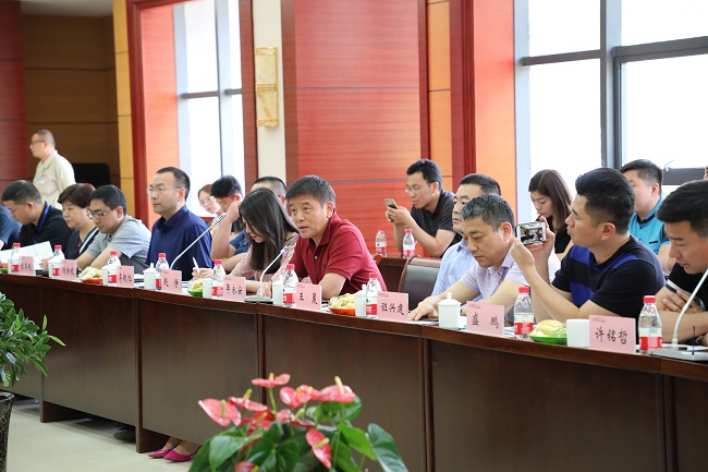 1559780415608031999.jpg ͼΪÎé°Û»á¶Ê³¤ÄêÓÀºÎÔÚ×ù̸»áÉÏÖ´Ç.jpg