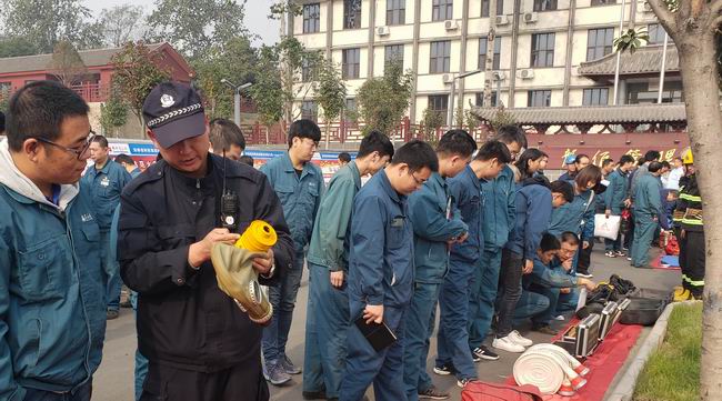 1573822703706086596.jpg 调解巨细 应急队员详尽解说消防设施使用要领.jpg